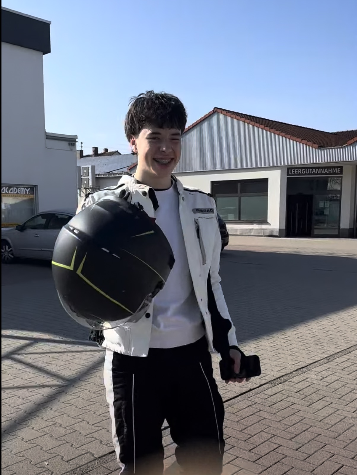 Joshua in Motorradmontur mit Helm